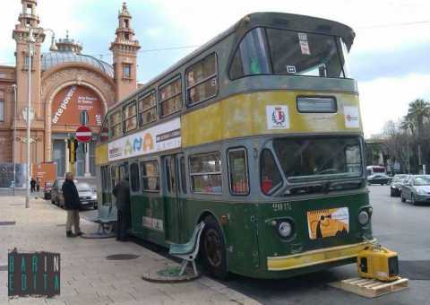 I colorati bus a 2 piani: Dominavano su Bari, ora marciscono in deposito